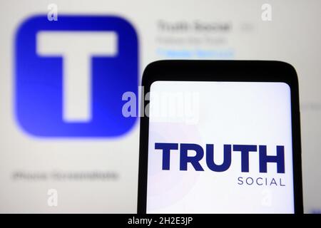 Ukraine. Oktober 2021. In dieser Abbildung ist das Truth Social Logo einer Social-Networking-Plattform auf einem Smartphone-Bildschirm zu sehen, mit einem Hintergrund seiner Webseite im App Store.der ehemalige US-Präsident Donald Trump kündigte an, seine eigene Social-Networking-Plattform zu starten - Truth Social, Das wird der Trump Media & Technology Group (TMTG) gehören, angeblich von den Medien. Kredit: SOPA Images Limited/Alamy Live Nachrichten Stockfoto