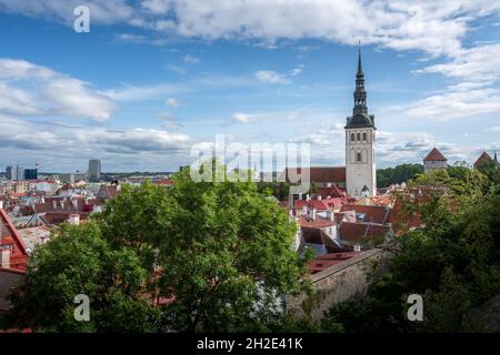 Luftaufnahme von Tallinn mit der St. Nikolaus Kirche - Tallinn, Estland Stockfoto