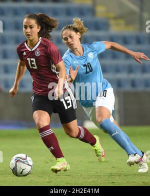 Petach Tikwa, Israel. Oktober 2021. Fußball, Frauen: WM-Qualifikation Europa, Gruppe H, Israel - Deutschland, im HaMoshava-Stadion. Die deutsche Sara Däbritz (l.) und Rachel Shtainshnaider in Aktion. Quelle: Berney Ardov/dpa/Alamy Live News Stockfoto