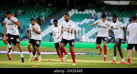 Sevilla, Spanien: 21. Oktober 2021; die Spieler von Leverkusen wärmen sich während des UEFA Europa League-Spiels zwischen Real Betis Balompie und Bayer Leverkusen im Benito Villamarin-Stadion auf Stockfoto