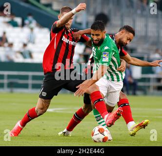 Nabil Fekir von Betis und Robert Andrich von Bayer Leverkusen versuchen während der UEFA Europa League, einem Fußballspiel zwischen Real Betis Balompie und Bayer Leverkusen im Benito Villamarin Stadion, eine Herausforderung zu brechen Stockfoto