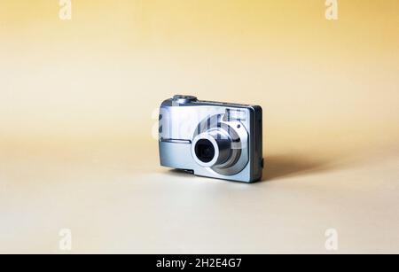 Digitale Kompaktkamera silberfarben isoliert auf weißem Hintergrund Stockfoto