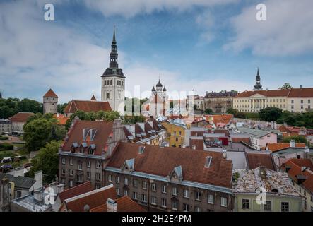 Luftaufnahme von Tallinn mit der St. Nikolaus Kirche und dem Toompea Hügel - Tallinn, Estland Stockfoto