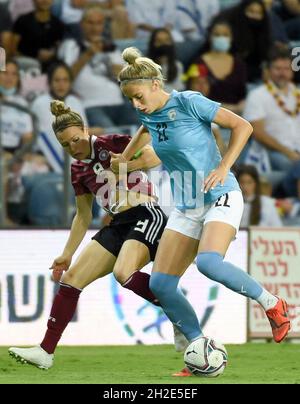 Petach Tikwa, Israel. Oktober 2021. Fußball, Frauen: WM-Qualifikation Europa, Gruppe H, Israel - Deutschland, im HaMoshava-Stadion. Deutschlands Svenja Huth (l) und Israels Sharon Beck in Aktion. Quelle: Berney Ardov/dpa/Alamy Live News Stockfoto