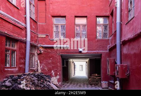 Minsk, Weißrussland der Rote Hof ist ein Brunnen in der Altstadt von Minsk. Eine ungewöhnliche Attraktion, ein offener Bereich für Live-Konzerte und Ausstellungen. Stockfoto