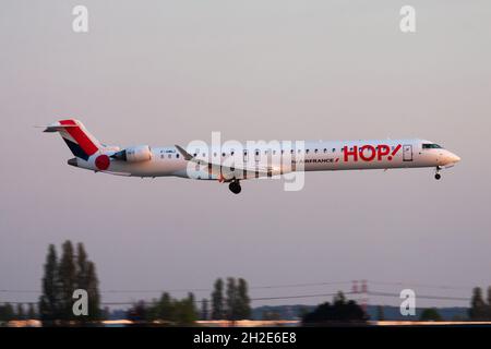Paris, Frankreich - 18. April 2015: Air France HOP Passagierflugzeug am Flughafen. Flugreisen planen. Luftfahrt und Flugzeuge. Luftverkehr. Internationaler Praktikant Stockfoto