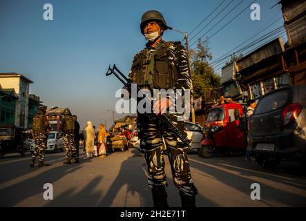 Srinagar, indisch kontrolliertes Kaschmir. Oktober 2021. Ein paramilitärischer Trooper steht während einer Kontrolloperation in der Stadt Srinagar, der Sommerhauptstadt des von Indien kontrollierten Kaschmir, am 21. Oktober 2021 auf der Wache. Zwei Militante wurden bei einem Schusskampf mit Sicherheitskräften im unsicheren, von Indien kontrollierten Kaschmir getötet, teilte die Polizei am Donnerstag mit. Quelle: Javed Dar/Xinhua/Alamy Live News Stockfoto