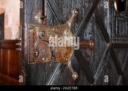 Alte Holztür mit alten Türschlössern im Château du Haut-Koenigsbourg oder im Schloss Haut-Koenigsbourg im Elsass in Frankreich Stockfoto