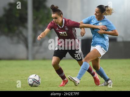 Petach Tikwa, Israel. Oktober 2021. Fußball, Frauen: WM-Qualifikation Europa, Gruppe H, Israel - Deutschland, im HaMoshava-Stadion. Die deutsche Lina Magull (l) und der israelische Opal Sofer in Aktion. Quelle: Berney Ardov/dpa/Alamy Live News Stockfoto