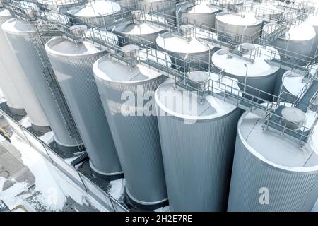 Silos zur Lagerung von Weizen und anderen Getreidepflanzen. Stockfoto