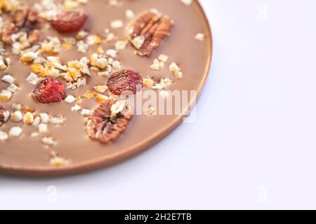 Handgemachte schweizer Schokolade. Weihnachtliche, braune Strukturleiste. Draufsicht Stockfoto