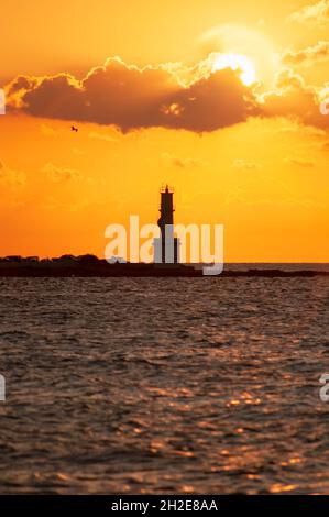 Vertikaler Panoramablick auf einen Leuchtturm über das Meer bei Sonnenuntergang auf der Insel Formentera in Spanien Stockfoto