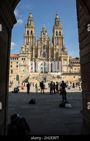 Santiago de Compostela, Spanien - 15. Oktober 2021: Viele Pilger und Touristen versammeln sich um die Kathedrale von Santiago de Compostela. UNESCO-Weltkulturerbe Stockfoto