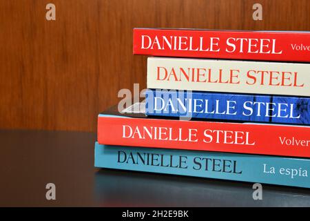 Buchstacheln in verschiedenen Farben von verschiedenen spanischen Übersetzungen von Büchern von Danielle Steel mit dem Namen des Autors in Großbuchstaben. Stockfoto