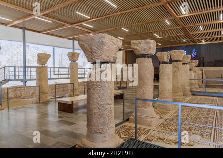 MOUNT NEBO, JORDANIEN - 21. MÄRZ 2017: Innenraum der Moses Memorial Kirche am Berg Nebo. Stockfoto