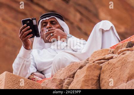 PETRA, JORDANIEN - 23. MÄRZ 2017: Lokale beduinen in der antiken Stadt Petra, Jordanien Stockfoto