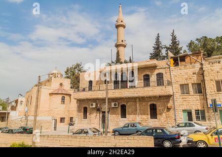 IRBID, JORDANIEN - 30. MÄRZ 2017: Griechisch-orthodoxe Kirche und die Bergmoschee in Irbid Stockfoto