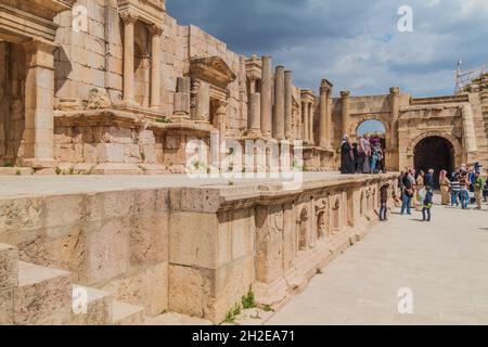 JERASH, JORDANIEN - 1. APRIL 2017: Ruinen des südlichen Theaters in Jerash, Jordanien Stockfoto