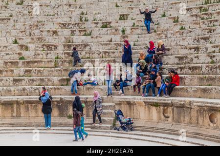 JERASH, JORDANIEN - 1. APRIL 2017: Touristen in den Ruinen des südlichen Theaters in Jerash, Jordanien Stockfoto
