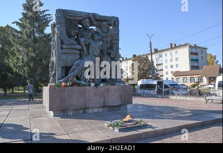 Korjukiwka, Ukraine. Oktober 2021. Gedenkstätte für zivile Opfer der deutschen Massaker. Die Gedenkstätte erinnert an die sogenannten "Strafmaßnahmen" der deutschen Besatzer gegen Zivilisten während des Zweiten Weltkriegs. Anfang März 1943 wurden dort als Reaktion auf die sowjetische Partisanenbewegung unter einem speziellen SS-Kommando rund 6,700 Menschen ermordet. Quelle: Britta Pedersen/dpa-Zentralbild/ZB/dpa/Alamy Live News Stockfoto