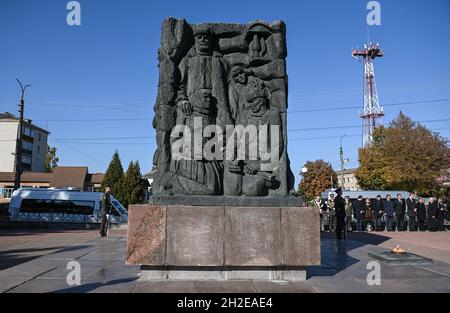 Korjukiwka, Ukraine. Oktober 2021. Gedenkstätte für zivile Opfer der deutschen Massaker. Die Gedenkstätte erinnert an die sogenannten "Strafmaßnahmen" der deutschen Besatzer gegen Zivilisten während des Zweiten Weltkriegs. Anfang März 1943 wurden dort als Reaktion auf die sowjetische Partisanenbewegung unter einem speziellen SS-Kommando rund 6,700 Menschen ermordet. Quelle: Britta Pedersen/dpa-Zentralbild/ZB/dpa/Alamy Live News Stockfoto