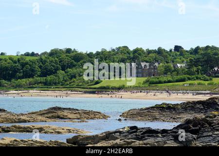 Crawfordsburn Strand mit Crawford Haus im Hintergrund. Crawfordsburn, County Down, Nordirland 29.05.2020 Stockfoto