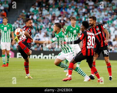 Sevilla, Spanien: 21. Oktober 2021; Aitor Ruibal von Betis und Karim Bellarabi von Bayer Leverkusen spielen während der UEFA Europa League, einem Fußballspiel zwischen Real Betis Balompie, einen hohen Ball nach hinten Stockfoto