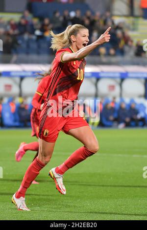 Leuven, Belgien. Oktober 2021. King Power Stadium - Den Dreef Justine Vanhaevermaet (10) aus Belgien, im Bild, feierte sie ihr Tor mit ihren Teamkollegen während eines Fußballspiels zwischen den belgischen Nationalmannschaften, Genannt die Roten Flammen und Kosovo im dritten Spiel in der Qualifikation für die FIFA Frauen-Weltmeisterschaft in der Gruppe F, am donnerstag, 21. Oktober 2021 in Brüssel, Belgien . FOTO SPORTPIX | STIJN AUDOOREN FUSSBALLFRAUEN BELGIEN VS KOSOVO STIJN AUDOOREN QUELLE: SPP SPORT PRESSEFOTO. /Alamy Live News Stockfoto