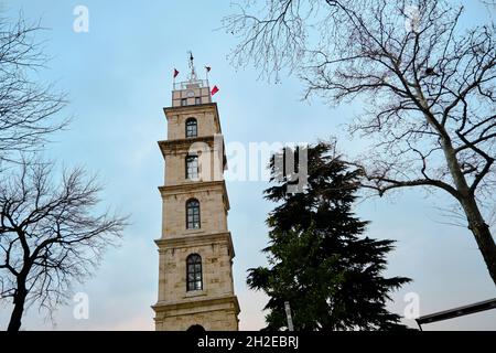 Bursa Tophane Bezirk mit altem Wachturm, der durch Ottomanen Reich errichtet wurde. Stockfoto