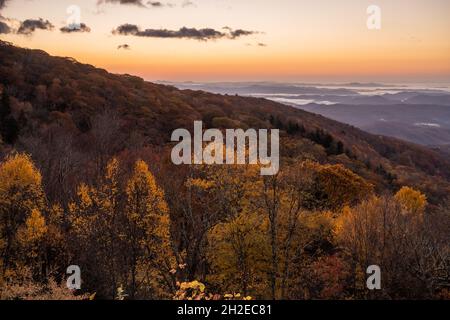 Herbstaufgang vom Blue Ridge Parkway in North Carolina Stockfoto