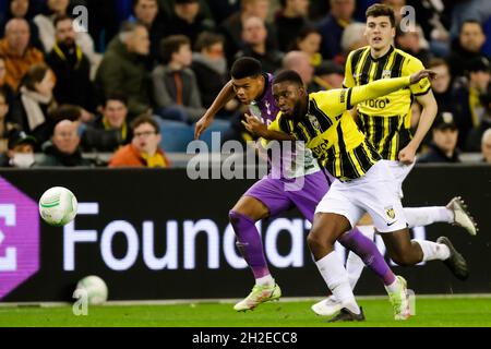 ARNHEM, NIEDERLANDE - 21. OKTOBER: Dane Scarlett von Tottenham Hotspur und Riechedly Bazoer von Vitesse kämpfen während des Spiels der Gruppe D - UEFA Europa Conference League zwischen Vitesse und Tottenham Hotspur am 21. Oktober 2021 in Arnhem, Niederlande, um den Besitz (Foto: Peter Lous/Orange Picts) Stockfoto