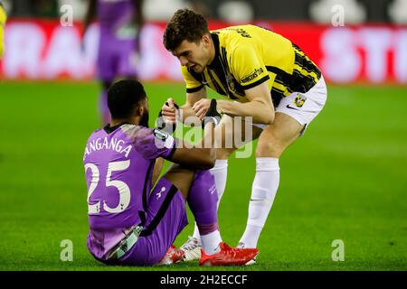 ARNHEM, NIEDERLANDE - 21. OKTOBER: Japhet Tanganga von Tottenham Hotspur und Jacob Rasmussen von Vitesse während des Spiels der Gruppe D - UEFA Europa Conference League zwischen Vitesse und Tottenham Hotspur am 21. Oktober 2021 in Arnhem, Niederlande (Foto: Peter Lous/Orange Picts) Stockfoto