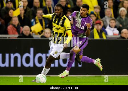 ARNHEM, NIEDERLANDE - 21. OKTOBER: Riechedly Bazoer von Vitesse und Dane Scarlett von Tottenham Hotspur kämpfen während des Spiels der Gruppe D - UEFA Europa Conference League zwischen Vitesse und Tottenham Hotspur am 21. Oktober 2021 in Arnhem, Niederlande (Foto: Peter Lous/Orange Picts) Stockfoto