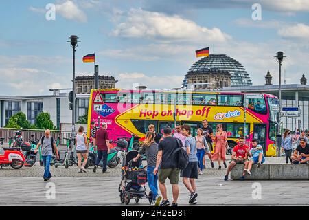 Berlin, Deutschland - 29. Juli 2021: Hop-on-Hop-off-Bus in der Nähe des Hauptbahnhofs in der Innenstadt von Berlin. Im Hintergrund sieht man den Reichstag. Stockfoto