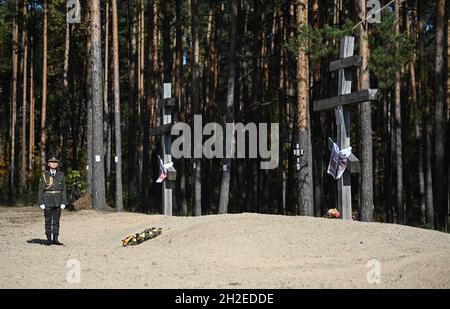 Korjukiwka, Ukraine. Oktober 2021. Grabstätte für die Opfer der deutschen Massaker. Die Gedenkstätte erinnert an die sogenannten "Strafmaßnahmen" der deutschen Besatzer gegen Zivilisten während des Zweiten Weltkriegs. Anfang März 1943 wurden dort als Reaktion auf die sowjetische Partisanenbewegung unter einem speziellen SS-Kommando rund 6,700 Menschen ermordet. Quelle: Britta Pedersen/dpa-Zentralbild/ZB/dpa/Alamy Live News Stockfoto