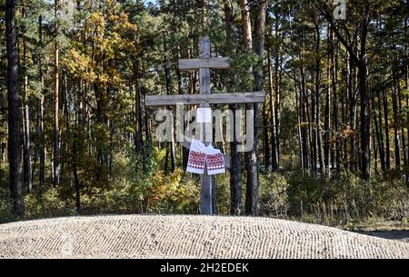 Korjukiwka, Ukraine. Oktober 2021. Grabstätte für die Opfer der deutschen Massaker. Die Gedenkstätte erinnert an die sogenannten "Strafmaßnahmen" der deutschen Besatzer gegen Zivilisten während des Zweiten Weltkriegs. Anfang März 1943 wurden dort als Reaktion auf die sowjetische Partisanenbewegung unter einem speziellen SS-Kommando rund 6,700 Menschen ermordet. Quelle: Britta Pedersen/dpa-Zentralbild/ZB/dpa/Alamy Live News Stockfoto