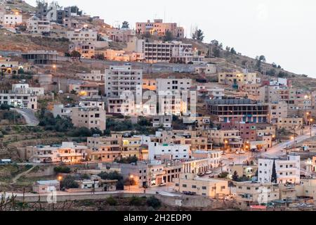 Abend in Wadi Musa, Stadt in der Nähe der archäologischen Stätte Petra, Jordanien Stockfoto