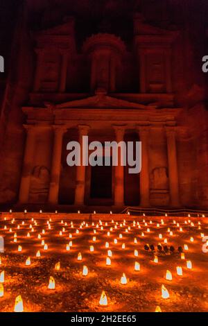 Kerzen glühen vor dem Al Khazneh Tempel die Schatzkammer in der antiken Stadt Petra, Jordanien Stockfoto