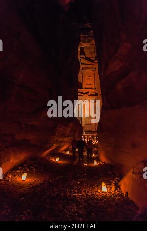 PETRA, JORDANIEN - 22. MÄRZ 2017: Kerzen leuchten vor dem Al Khazneh Tempel die Schatzkammer in der antiken Stadt Petra, Jordanien Stockfoto