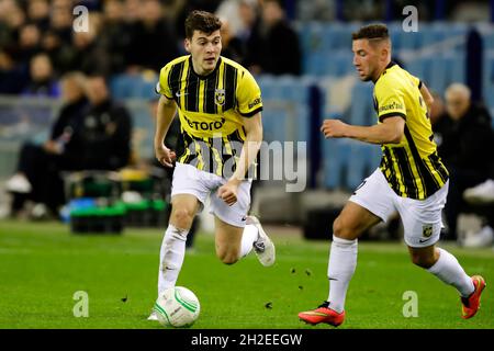 ARNHEM, NIEDERLANDE - 21. OKTOBER: Jacob Rasmussen von Vitesse kontrolliert den Ball während des Spiels der Gruppe D - UEFA Europa Conference League zwischen Vitesse und Tottenham Hotspur am 21. Oktober 2021 in Arnhem, Niederlande (Foto: Peter Lous/Orange Picts) Stockfoto