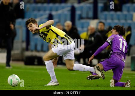 ARNHEM, NIEDERLANDE - 21. OKTOBER: Jacob Rasmussen von Vitesse kämpft während des Spiels der Gruppe D - UEFA Europa Conference League zwischen Vitesse und Tottenham Hotspur am 21. Oktober 2021 in Arnhem, Niederlande, um den Besitz mit Bryan Gil von Tottenham Hotspur (Foto: Peter Lous/Orange Picches) Stockfoto