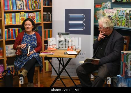 Bantry, West Cork, Irland. Oktober 2021. Während der Irish Novel Week im Bantry Bookshop am 21. Oktober diskutierte Madeleine D'Arcy ihr neues Buch Liberty Terrace mit der Interviewten Tadhg Coakley. Kredit: Karlis Dzjamko/Alamy Live Nachrichten Stockfoto