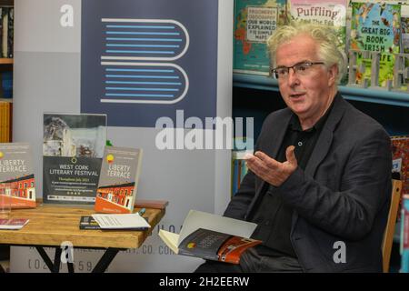 Bantry, West Cork, Irland. Oktober 2021. Während der Irish Novel Week im Bantry Bookshop am 21. Oktober diskutierte Madeleine D'Arcy ihr neues Buch Liberty Terrace mit der Interviewten Tadhg Coakley. Kredit: Karlis Dzjamko/Alamy Live Nachrichten Stockfoto