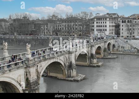 Alte fünfbogenige Brücke mit zehn Engelsstatuen über dem Tiber Stockfoto