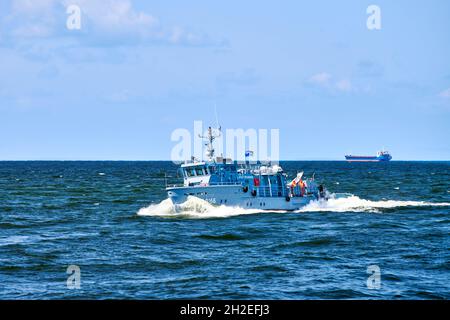 Baltijsk, Oblast kaliningrad, Russland - 07.22.2021 - Küstenwache, Rettung und Unterstützung Patrouillenboot für Verteidigung Segeln in der blauen Ostsee. Marine patrouilliert Stockfoto