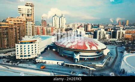Stadtlandschaften, Bürohochhäuser und Wolkenkratzer in der Stadt, Winterlicht, Blick von oben im Winter. Draufsicht auf die moderne Winterstadt. Stockfoto