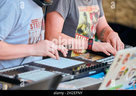 Svetlogorsk, Russia - 08.14.2021 - CD-Jockeys spielen Musik, Remixing auf Drum Machine Midi Controller. DJs spielen Beat Sampler mit Drumpads und s Stockfoto