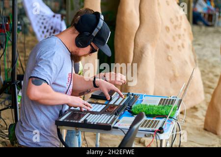 Svetlogorsk, Russia - 08.14.2021 - CD-Jockeys spielen Musik, Remixing auf Drum Machine Midi Controller. DJs spielen Beat Sampler mit Drumpads und s Stockfoto