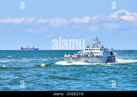 Baltijsk, Oblast kaliningrad, Russland - 07.22.2021 - Küstenwache, Rettung und Unterstützung Patrouillenboot für Verteidigung Segeln in der blauen Ostsee. Marine patrouilliert Stockfoto