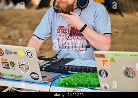 Svetlogorsk, Russia - 08.14.2021 - Disc Jockey spielt Musik, remixing auf Drum Machine Midi Controller. DJ spielt Beat Sampler mit Drumpads und sam Stockfoto